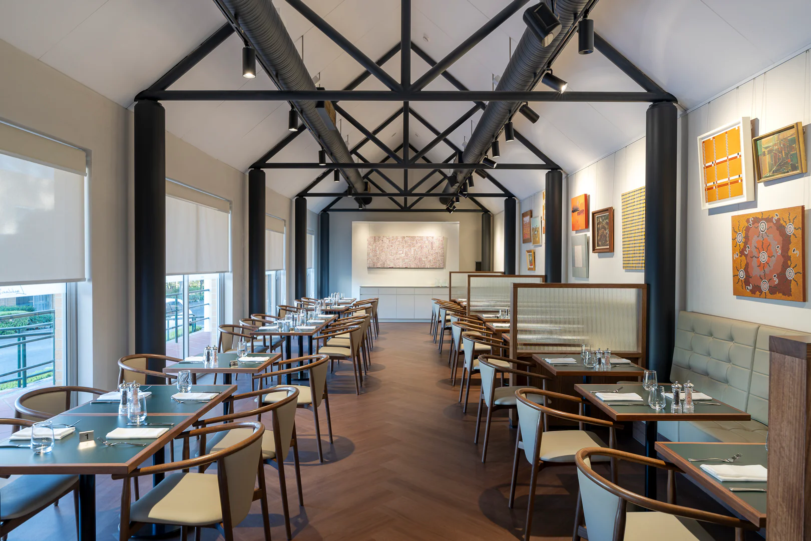 MQU Lakeside Hotel Cosh Living  SML 1
